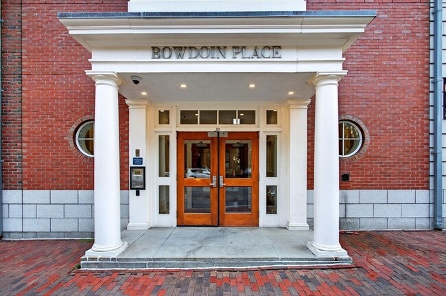 Building Photo - 10 Bowdoin St