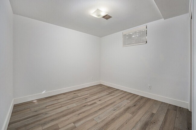 Building Photo - Charming Home w/Updated Kitchen and Yard B...