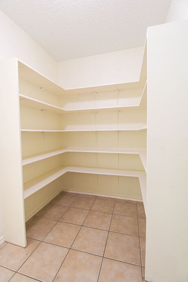 Building Photo - 8118 Chestnut Manor Dr