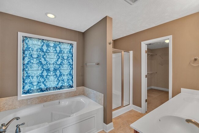 Building Photo - Large 3 bedroom with BONUS room!