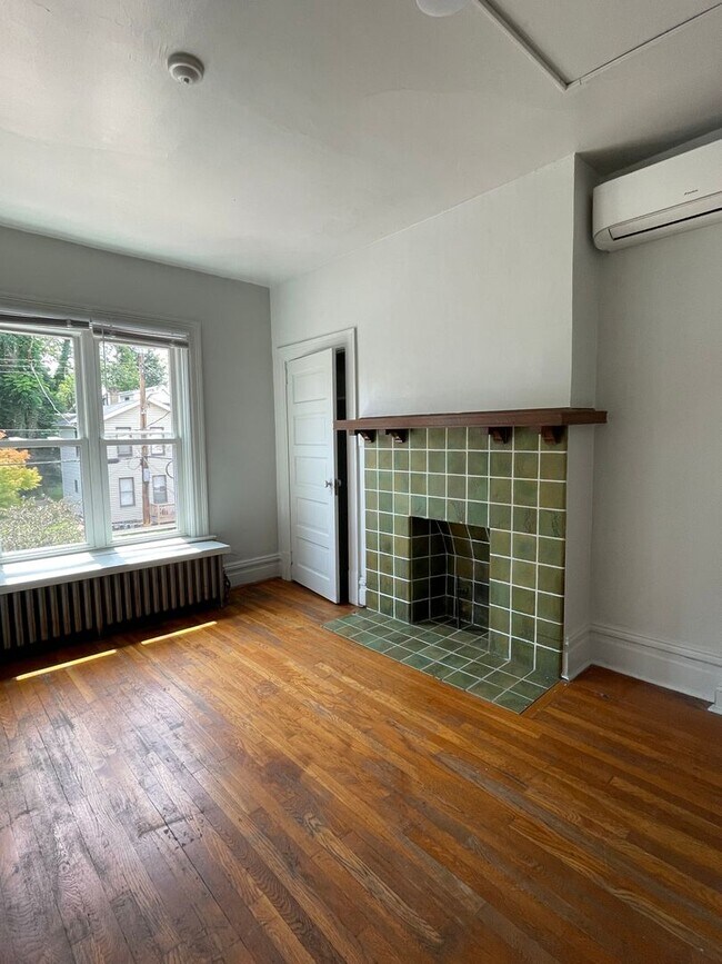 Building Photo - 2nd Fl 2 bed/1 bath Apartment in Wilkinsburg