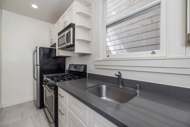 Building Photo - UPDATED PRICING! Parking! 2BR. Private Patio!  DISHWASHER! On-Site LAUNDRY! HARDWOOD!