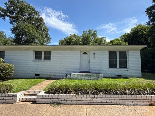 Primary Photo - 200 Skyland Ave