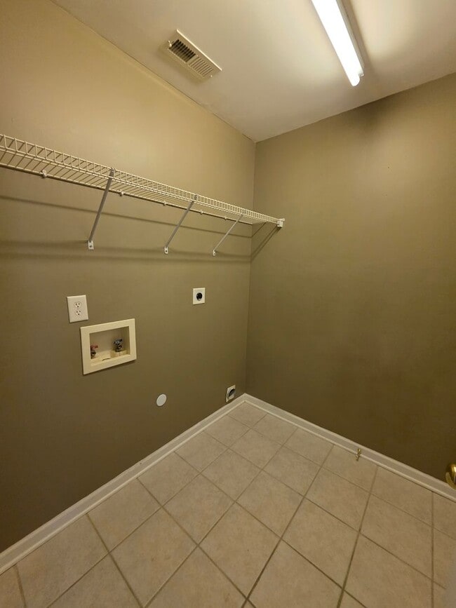 Building Photo - 2 BR Townhome!
