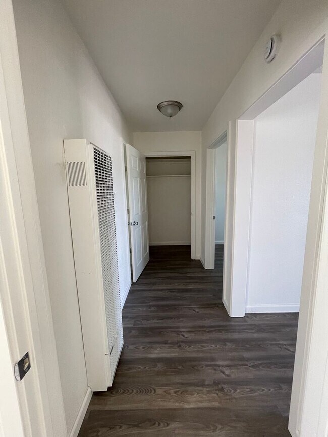 Building Photo - Large and Remodeled 2 Bedroom Unit!