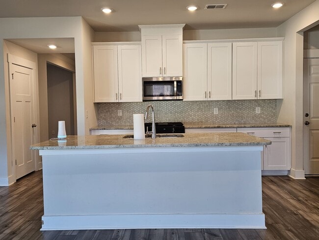 Building Photo - 558 Laxton Rd