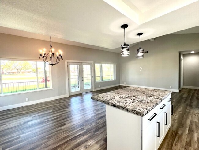 Building Photo - 3 Bedroom Pool Home on Golf Course