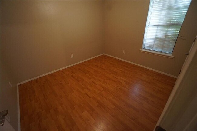 Building Photo - 4 Bedroom House, Gas Heat and Hot Water, N...