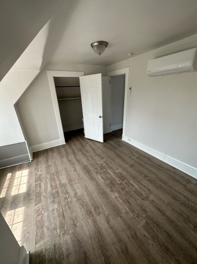 Building Photo - 753 Rossmore Ave