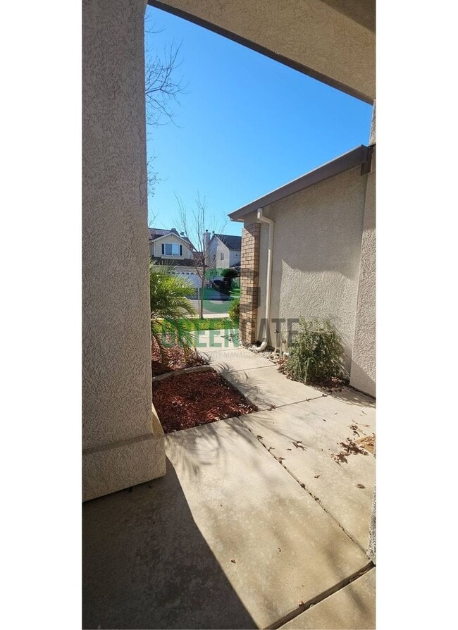 Building Photo - Available Now! 3 Bedroom 2 Bath Spacious Home in Tracy!!