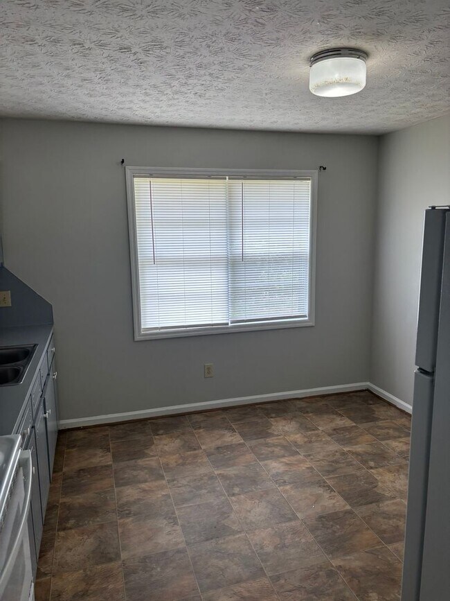 Building Photo - New On the Market!