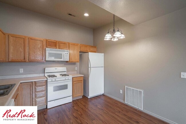 Building Photo - Dog Friendly! Great 2 Bedroom, 2 Bathroom ...