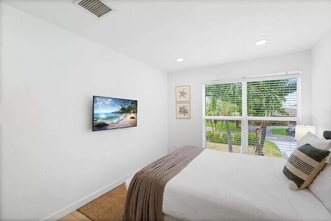 Building Photo - 413 Holiday Dr