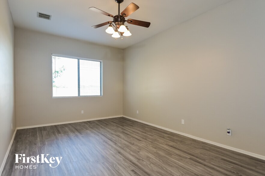 Building Photo - 8551 N Rolling River Dr