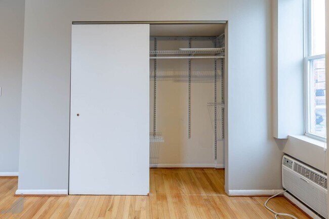 Building Photo - Spacious Two Bedroom Off 14th St. Corridor!