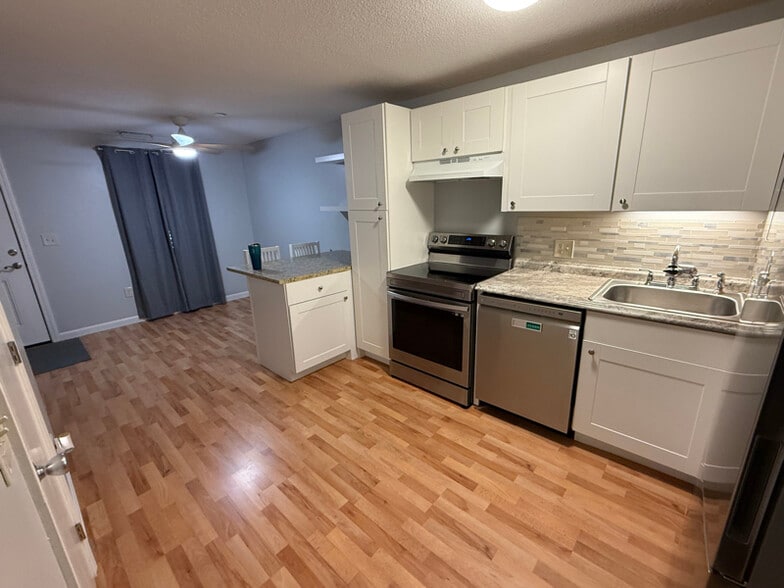 Building Photo - 105 Elmwood Dr