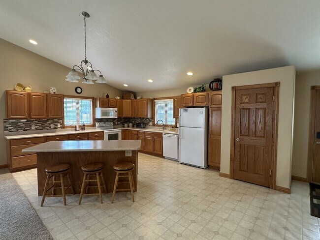 Building Photo - Spacious 3 Bed / 3 Bath Duplex in Sanborn, IA