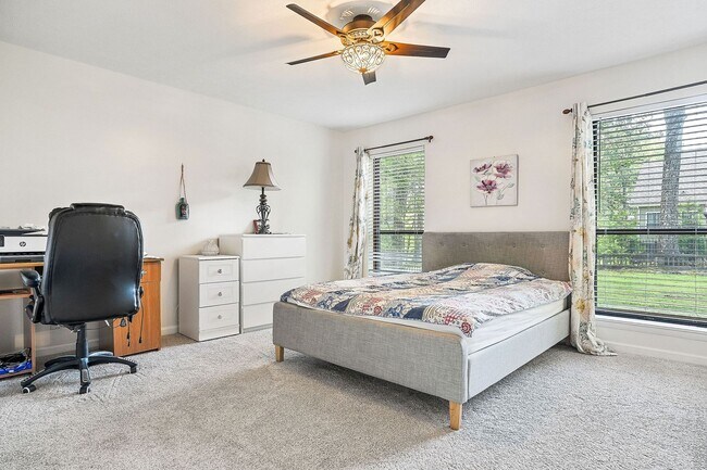 Building Photo - Spacious rental in desirable neighborhood ...