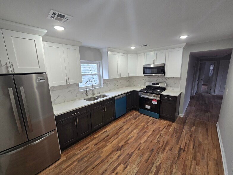 Building Photo - 231 N Clinton St