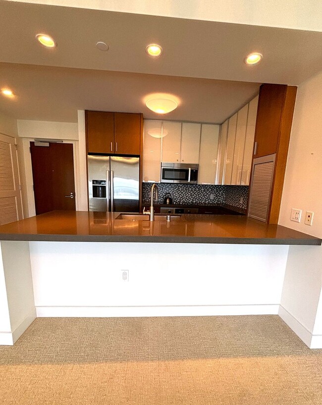 Building Photo - Luxurious 2 Bedroom, 2 Bath Condo with Stu...