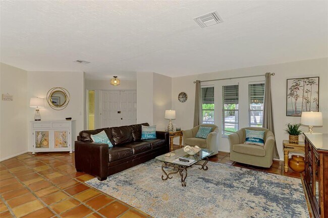 Building Photo - 4946 Commonwealth Dr