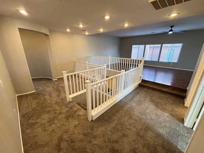 Building Photo - Gorgeous 6Bed/5Bath/4Car, 2-Story Home located in the Mountains Edge