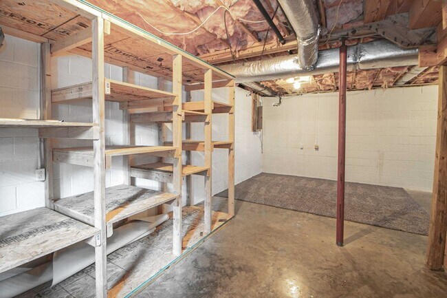 Building Photo - 570 Somerset Ln