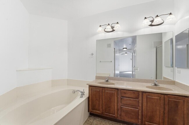 Building Photo - 5450 E Deer Valley Dr