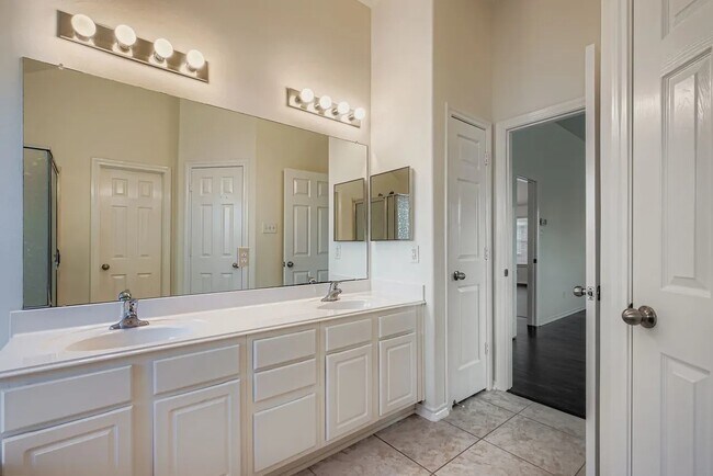 Building Photo - 24607 Tribeca Ln