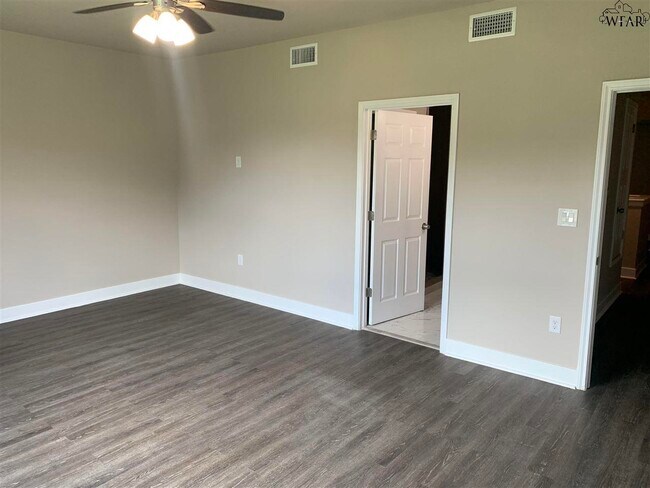 Building Photo - 436 W College St