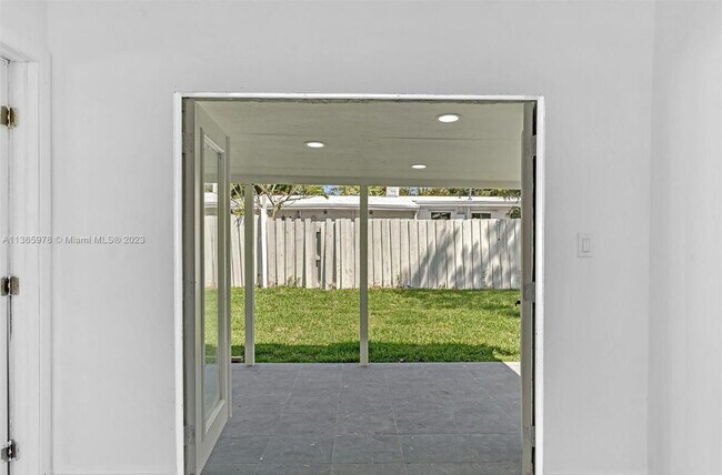 Building Photo - 1150 SW 46th Ave