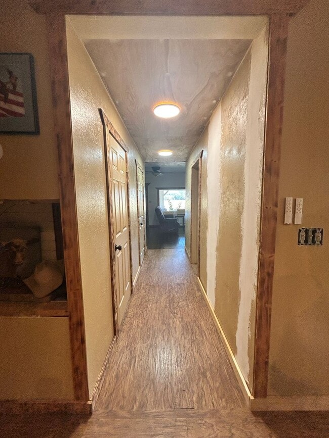 Building Photo - Large 5 bed 2.5 bath in peaceful county se...