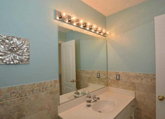 Building Photo - 1st suite with full bath!