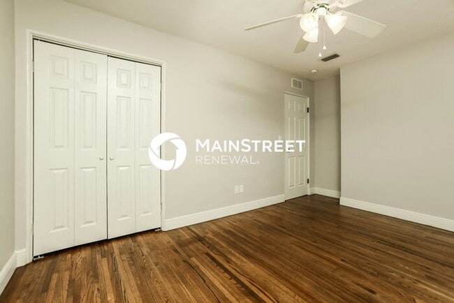 Building Photo - 4 Bedroom Pet-Friendly Home in Deland, FL with Main Street Renewal