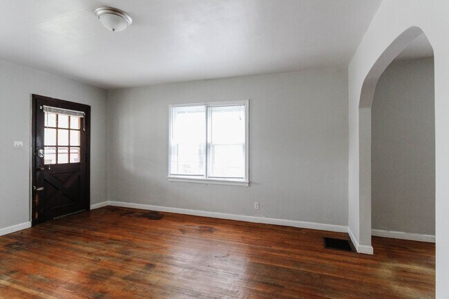 Building Photo - PRELEASING for AUGUST! Close to Campus: In...
