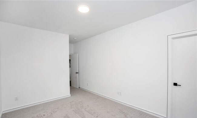 Building Photo - 2108 Roslyn Ave