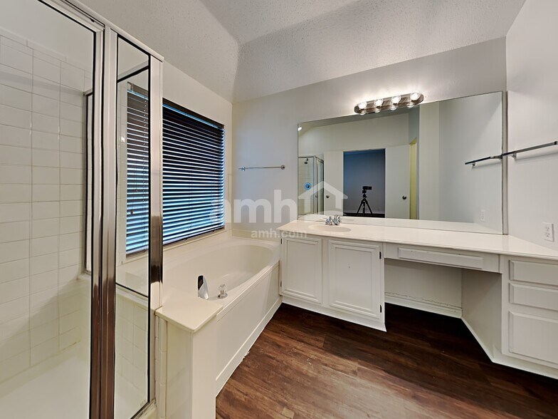 Building Photo - 933 Paddington Dr E