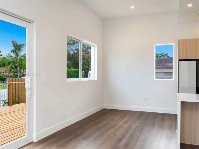 Building Photo - 2931 SW 12th Ave