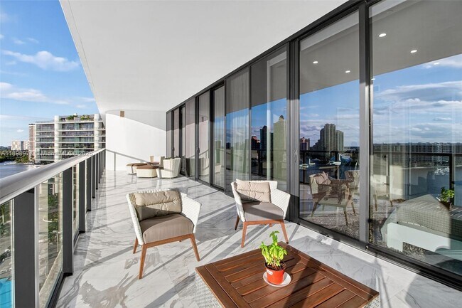 Building Photo - 5000 Island Estates Dr