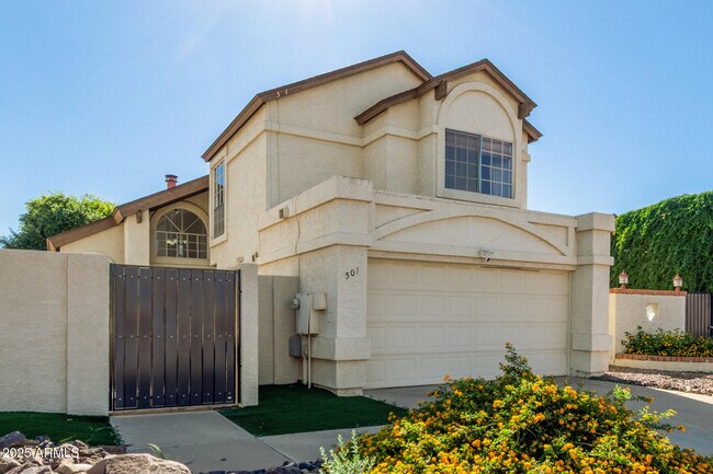 Building Photo - 501 E Topeka Dr