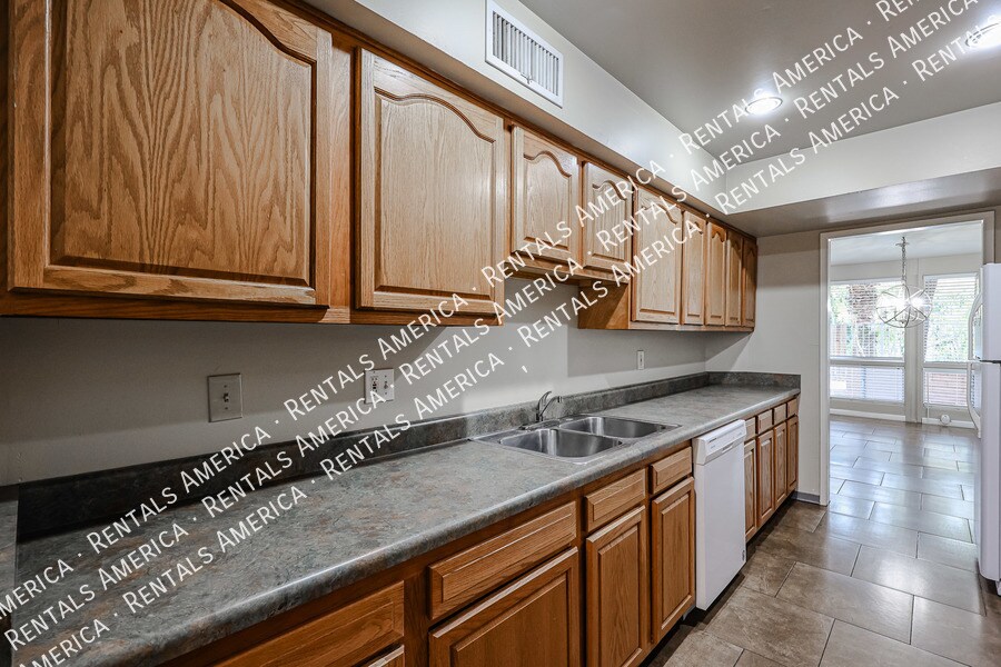 Building Photo - 4820 N Woodmere Fairway