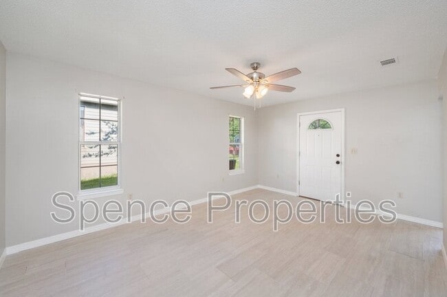Building Photo - 440 Apple Dr