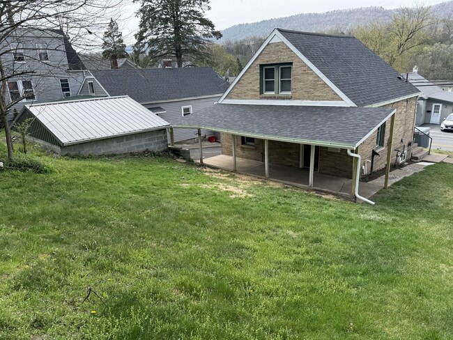 Building Photo - 926 W Water St