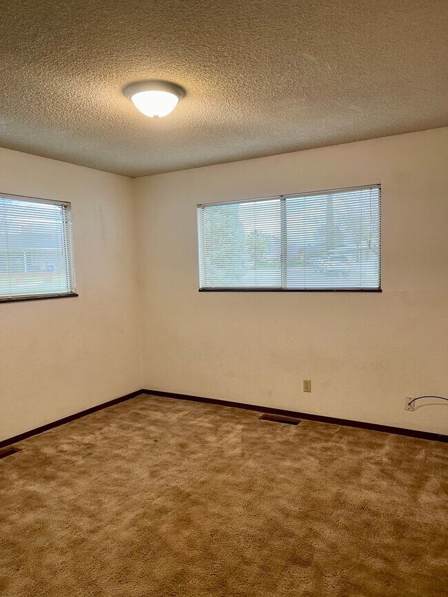 Building Photo - CHARMING 3 BED 2 BATH HOUSE WITH NEW HVAC, ROOF & LARGE FENCED BACKYARD