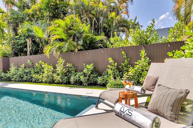 Building Photo - 727 NE 17th Way