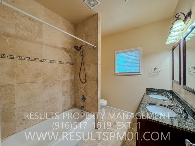 Building Photo - Stunning 3-bedroom, 3-bathroom