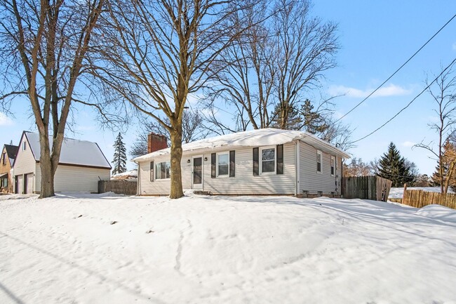 Building Photo - 3 Bedroom, 1 Bath Single Family Home!