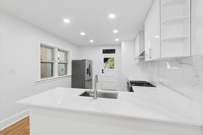 Building Photo - 5412 N Kimball Ave