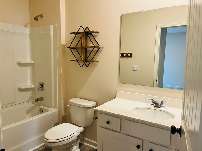Building Photo - WOW! 5 bedrooms, 4.5 baths with a guest be...
