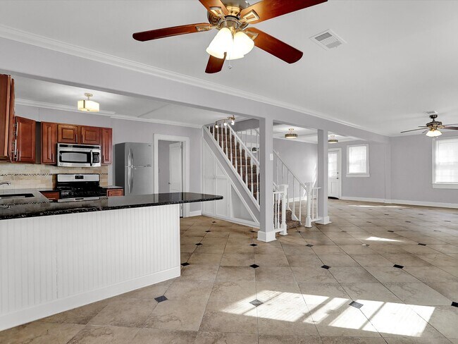 Building Photo - 1840 Manila Ave